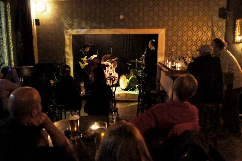 A performance at Sowieso, an intimate space for improvised music in Berlin Neukölln. Photo by Jazzity.