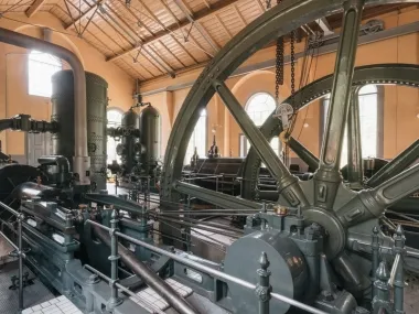 Offene Türen in der Maschinenhalle