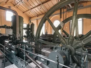 Offene Türen in der Maschinenhalle